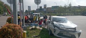 Terobos Lampu Merah Kepri Mall, Mobil Mini Bus Seruduk Pickup Galon Air dan Lindas Pengendara Motor