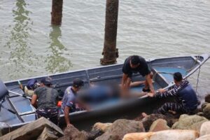 TNI AL Mengevakuasi Mayat Seorang Pemancing di Perairan Tanjung Sengkuang