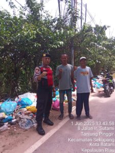 Polsek Sekupang Memberi Himbauan Kepada Masyarakat Tentang Pembuangan Sampah Sembarangan