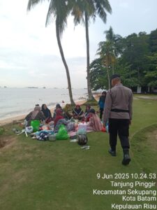Polsek Sekupang beri Himbauan Menjelang Libur Idul Adha 1446H di Pantai Tanjung Pinggir