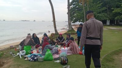 Polsek Sekupang beri Himbauan Menjelang Libur Idul Adha 1446H di Pantai Tanjung Pinggir