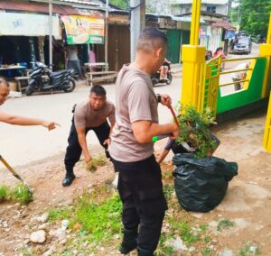 Polsek Sekupang Bersama Warga Gotong Royong Sambut HUT Bhayangkara Ke 79