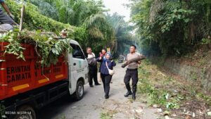 Polsek Bengkong Gelar Gotong Royong Bersama Warga Sambut HUT Bhayangkara ke-79
