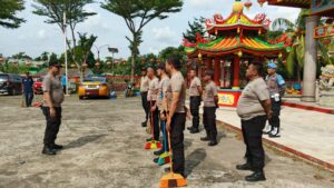Sambut Hari Bhayangkara ke-79, Polsek Sagulung Gelar Kerja Bakti di Vihara Dharma Murni
