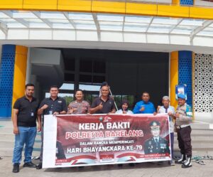 Polsek Bandara Hang Nadim Gelar Kerja Bakti di Masjid Tanjak Peringati Hari Bhayangkara ke-79