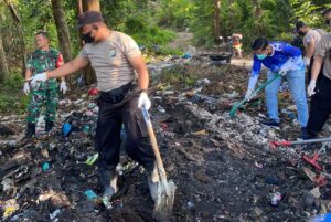 Sambut Hari Bhayangkara ke-79, Polsek Sekupang Gelar Aksi Bersih Bersama Forkopimcam dan Warga