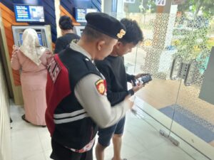 Polsek Batu Aji Ajak Warga Manfaatkan Layanan 110 Lewat Sosialisasi Langsung di Lapangan