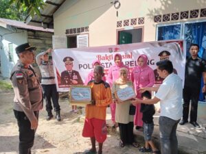 Sambut Hari Bhayangkara ke-79, Polsek Belakang Padang dan Bhayangkari Salurkan Bantuan Sembako untuk Warga