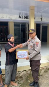 Sambut Hari Bhayangkara ke-79, Polsek Sekupang Salurkan Bantuan Sembako Secara Door to Door