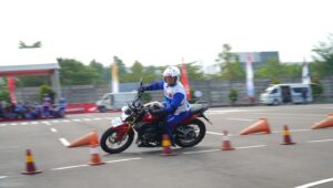 Ini Cara Menikung Yang Tepat Saat Berkendara Di Jalan