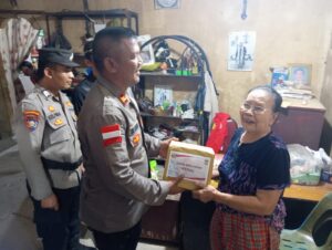 Polsek Batu Ampar Salurkan Bansos untuk Nelayan Pesisir Batu Merah