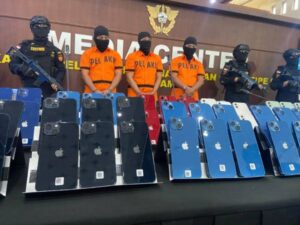 iPhone Selundupan Rp1,8 Miliar Gagal Terbang dari Batam, Bea Cukai Tangkap 3 Pelaku!