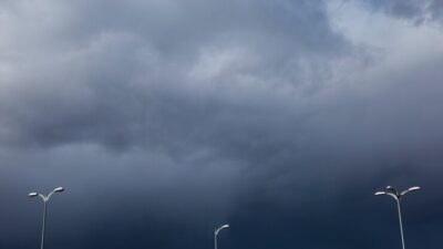 BMKG Rilis Prakiraan Cuaca Kepri: Natuna & Anambas Siaga, Batam dan Bintan Aman!