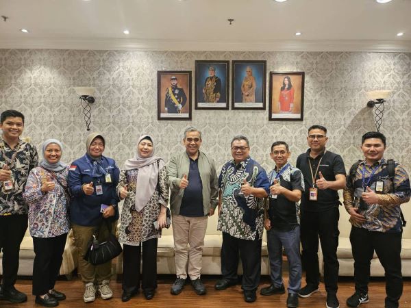 Wayang, Pesantren, dan Diplomasi: Inilah Cara RI Taklukkan Hati Warga Malaysia!