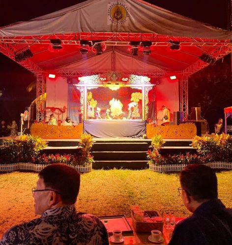 Wayang, Pesantren, dan Diplomasi: Inilah Cara RI Taklukkan Hati Warga Malaysia!