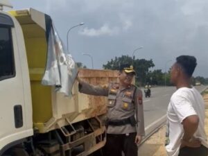 Dump Truck di Batam Kibarkan Bendera One Piece, Polisi Nongsa Beri Teguran dan Ganti dengan Merah Putih