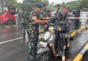 Sambut HUT ke-80 RI, Lanud Hang Nadim dan Avsec Bandara Bagikan Bendera Merah Putih kepada Pengguna Jalan