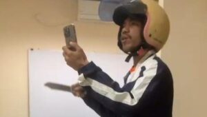 Viral! Mantan Karyawan PT Pan Nusantara Sentosa Acungkan Pisau di Kantor, Polisi Langsung Tangkap Pelaku