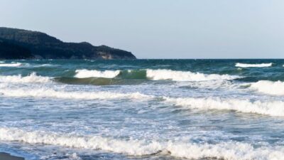 Waspada! Gelombang Tinggi Hingga 2,5 Meter Bakal Mengguncang Perairan Natuna & Kepri, Simak Lokasi dan Waktunya!