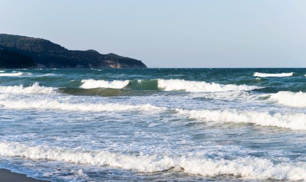 Waspada! Gelombang Tinggi Hingga 2,5 Meter Bakal Mengguncang Perairan Natuna & Kepri, Simak Lokasi dan Waktunya!