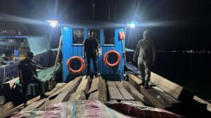 Bakamla RI Bongkar Penyelundupan Kayu Ilegal di Batam, Ratusan Batang Meranti & Rimba Disita