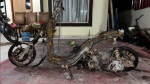 Cemburu Buta! Pria di Batam Bakar Motor & TV Pacarnya, Nekat Serang Adik Korban dengan Air Keras