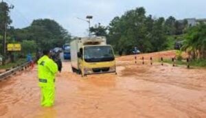 Hujan Deras Picu Banjir & Puting Beliung di Batam, Ditpolairud Polda Kepri Keluarkan Peringatan Darurat Laut!
