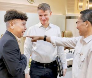 Billy Mambrasar Terpilih dalam Obama Foundation Fellowship 2025, Siap Dibina Langsung oleh Barack Obama
