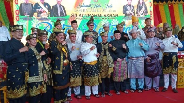 Ribuan Warga Padati Silaturahmi Akbar LAM Batam, DPRD & Wali Kota Kompak Kenakan Tanjak