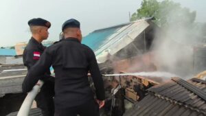 Rumah Warga di Sagulung Batam Ludes Terbakar, Brimob Polda Kepri Sigap Padamkan Api