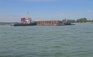Viral di Medsos! Tongkang Bina Marine 80 Bocor di Batam, Nyaris Tenggelam Bawa Granit ke Singapura