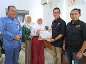 Dintara, ‘Joker’ SDN 001 Terima Penghargaan dari PWI Batam