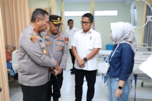 Kapolda Kepri Tinjau Lokasi Kebakaran Kapal Pederal IIdi Tanjung Uncang dan Jenguk Korban di Rumah Sakit