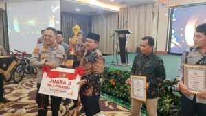 Kapolresta Barelang Anugerahkan Satkamling Terbaik, Ajak Warga Aktif Jaga Keamanan Lingkungan