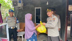 Polsek Sekupang Salurkan Bantuan Sembako, Warga Terdampak Angin Kencang di Kampung Bukit Batu