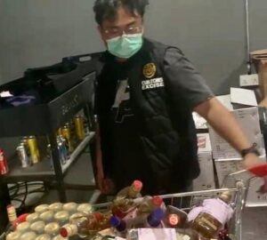 Cukai dan Imigrasi Gerebek Pub Panda One Mall Batam, Amankan WN Tionghoa dan Sita Puluhan Botol Miras Ilegal