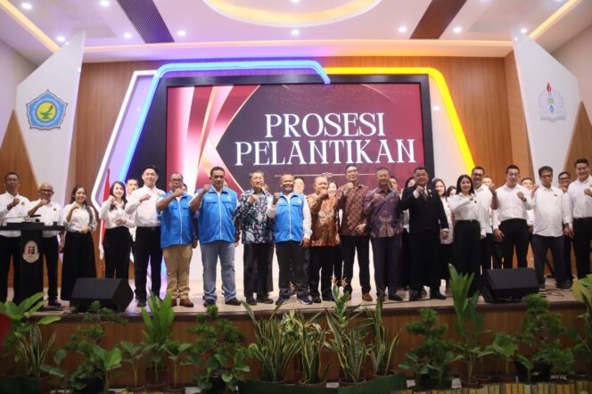 
Ket: Photo Spesial Saat Pelantikan di Yos Sudarso Ketua (HC)  Gilbert Hoo