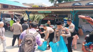 Polsek Lubuk Baja:Jumat Berkah,Bagikan Nasi Kotak untuk Jamaah Masjid Istiqomah