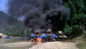 Perang Tambang Emas Ilegal di Kuansing Riau Berujung Ricuh, Wartawan Luka dan Mobil Dinas Dihujani Batu!