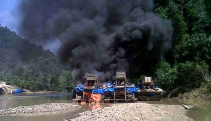 Perang Tambang Ilegal di Kuansing Riau Berujung Ricuh, Wartawan Luka dan Mobil Dinas Dihujani Batu!