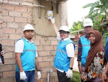 Dirut PLN Batam Kwin Fo menyalakan salah satu rumah yang menerima program BPBL 2025 9dok pln batam)