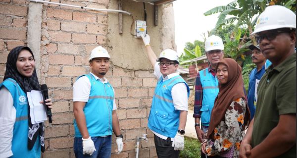 Dirut PLN Batam Kwin Fo menyalakan salah satu rumah yang menerima program BPBL 2025 9dok pln batam)