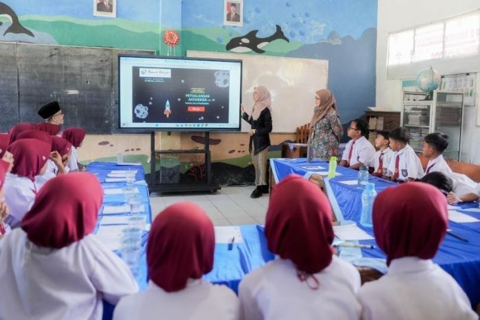 Revolusi Belajar di Batam! 50% Sekolah Kini Gunakan Smart TV Canggih untuk Mengajar!