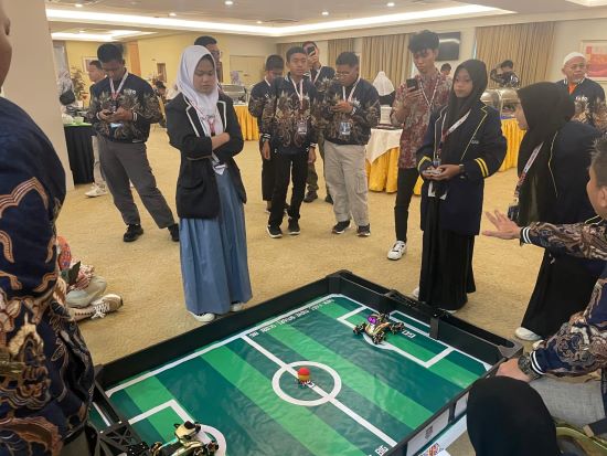 Tim Robotik Pesantren Karya Mas Bangsa IIBS Batam Kembali Raih Juara Dunia di Ajang Internasional Malaysia