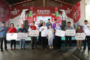 Banjir Air Mata Bahagia! Amsakar dan Li Claudia Serahkan Bansos untuk 441 Lansia Batam di Pacific Hotel