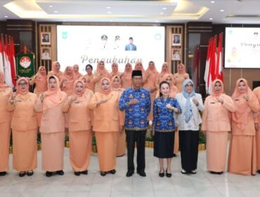 Wali Kota Amsakar dan Wakil Li Claudia hadir dalam pengukuhan DWP Kota Batam, Selasa (28/10/2025) (mc batam)