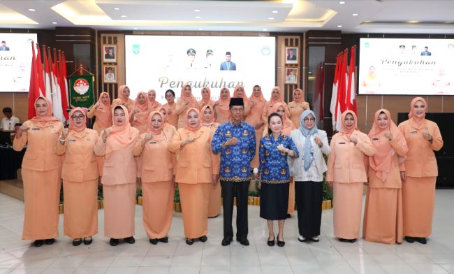 Wali Kota Amsakar dan Wakil Li Claudia hadir dalam pengukuhan DWP Kota Batam, Selasa (28/10/2025) (mc batam)