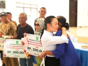 158 Warga Belakang Padang Terharu Terima Bantuan Langsung dari Li Claudia Candra