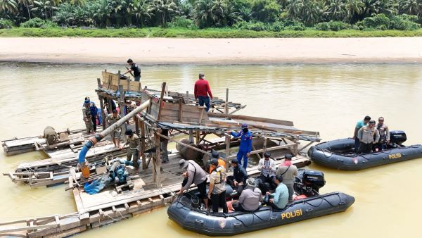 Perang Tambang Ilegal di Kuansing Riau Berujung Ricuh, Wartawan Luka dan Mobil Dinas Dihujani Batu!