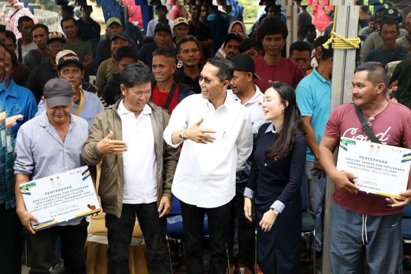 Amsakar–Li Claudia Kucurkan Bantuan Miliaran! Nelayan Batam Panen Rezeki di 2025